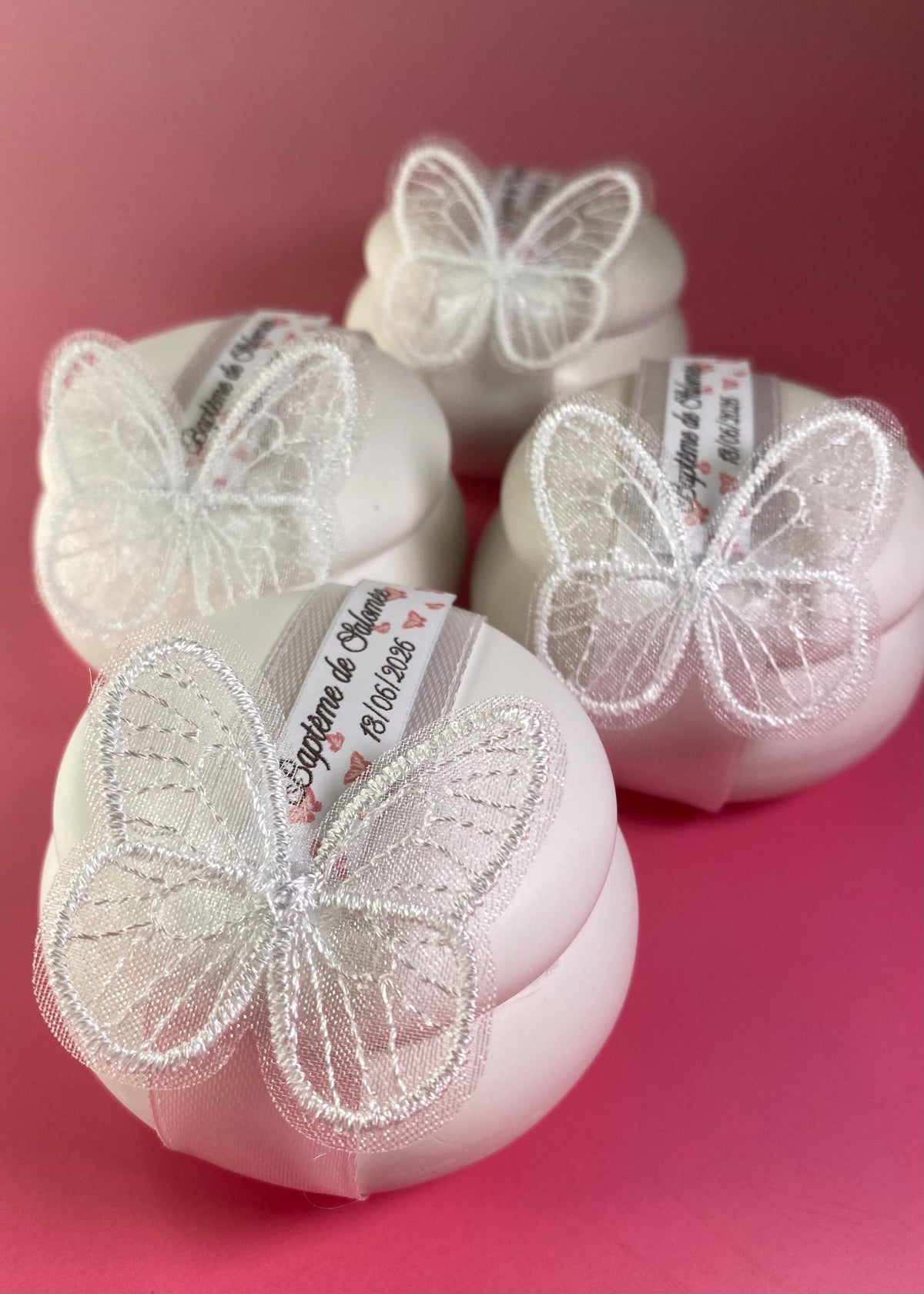 Bougie personnalisée Baptême & Mariage – Étiquette aux papillons roses