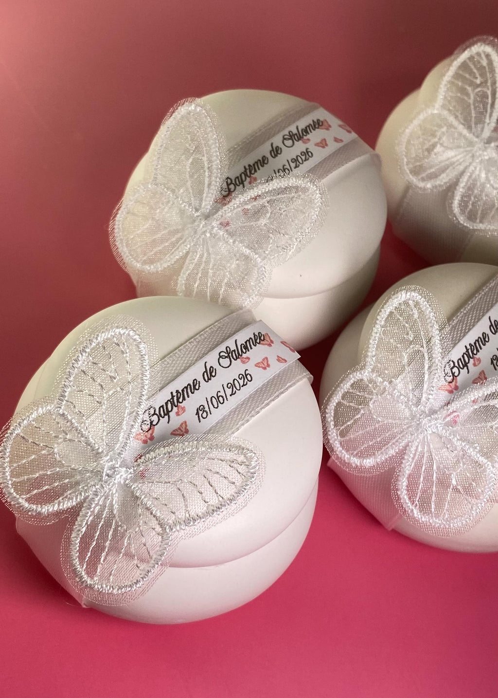 Bougie personnalisée Baptême & Mariage – Étiquette aux papillons roses
