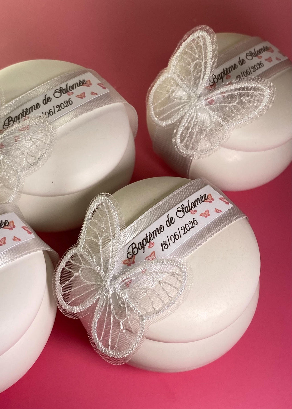 Bougie personnalisée Baptême & Mariage – Étiquette aux papillons roses