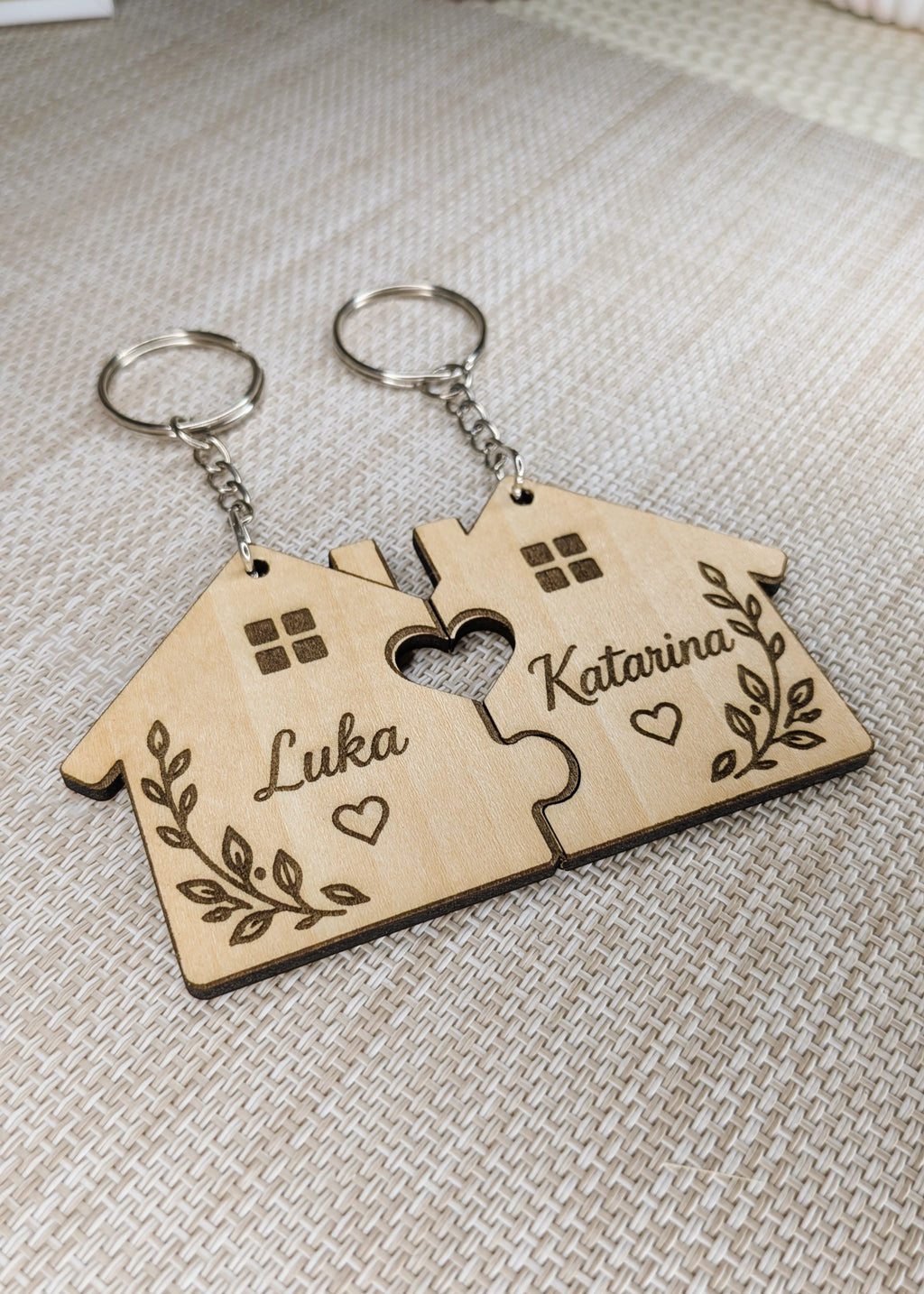 Coffret mariage personnalisé avec bougie florale, porte-clés et cœur aux colombes