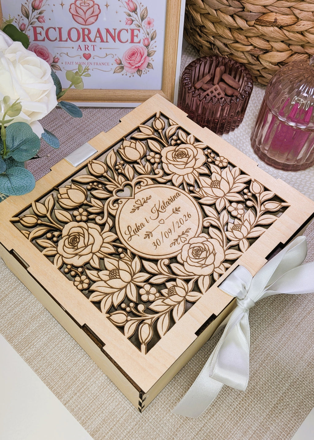 Coffret mariage personnalisé avec bougie florale, porte-clés et cœur aux colombes