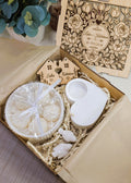 Coffret mariage personnalisé avec bougie florale, porte-clés et cœur aux colombes