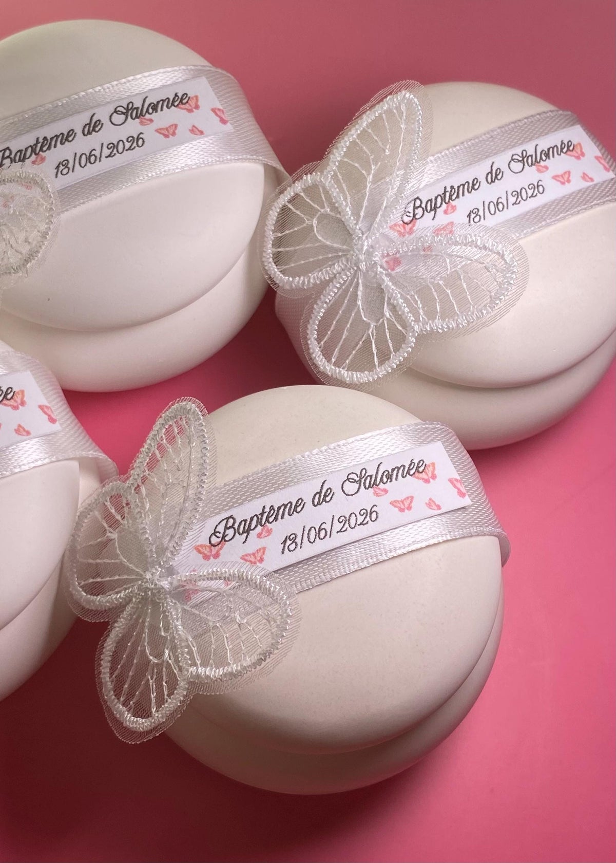 Bougie personnalisée Baptême & Mariage – Étiquette aux papillons roses