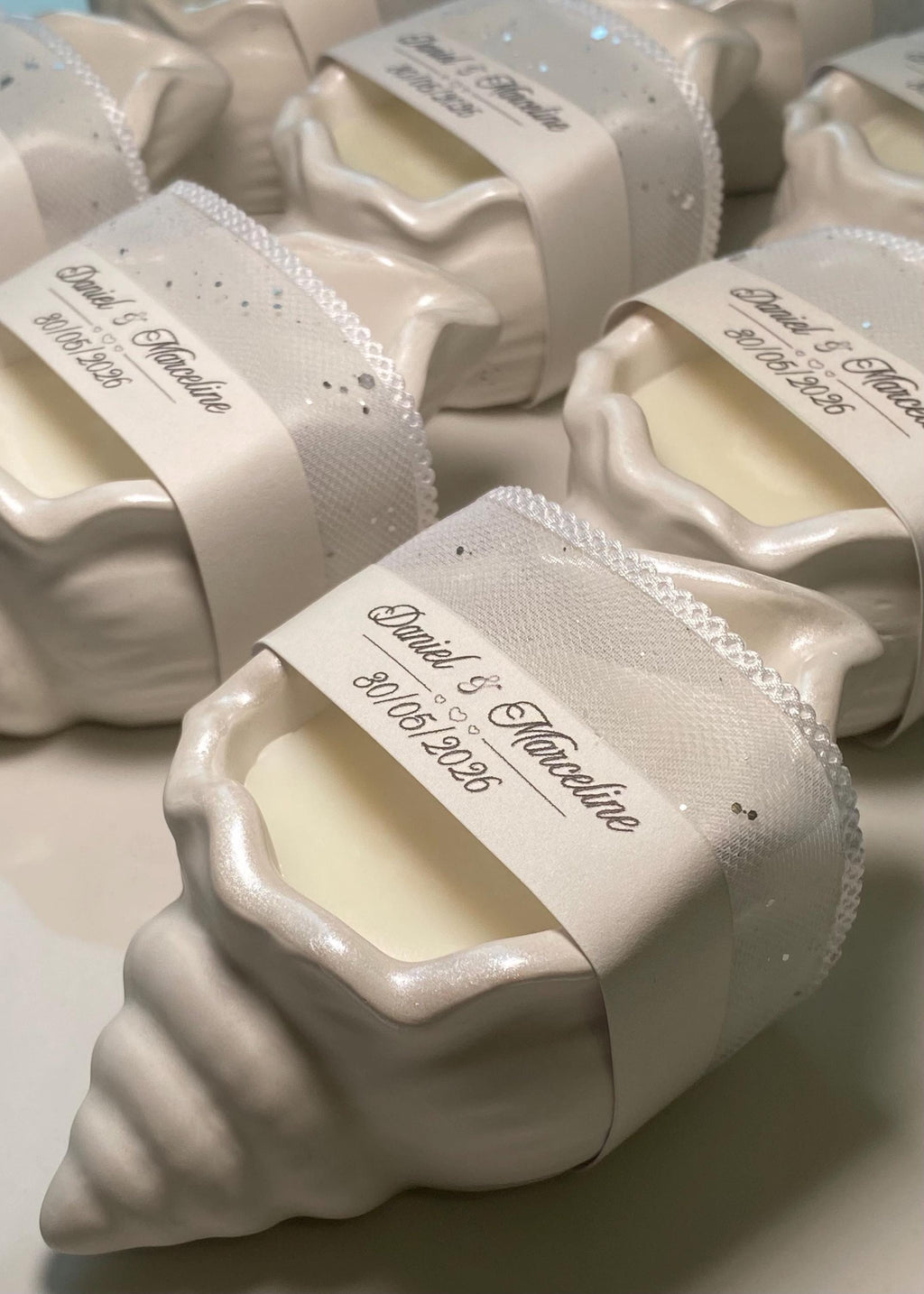 Gepersonaliseerde schelpkaars – Gastencadeau voor bruiloft & doop