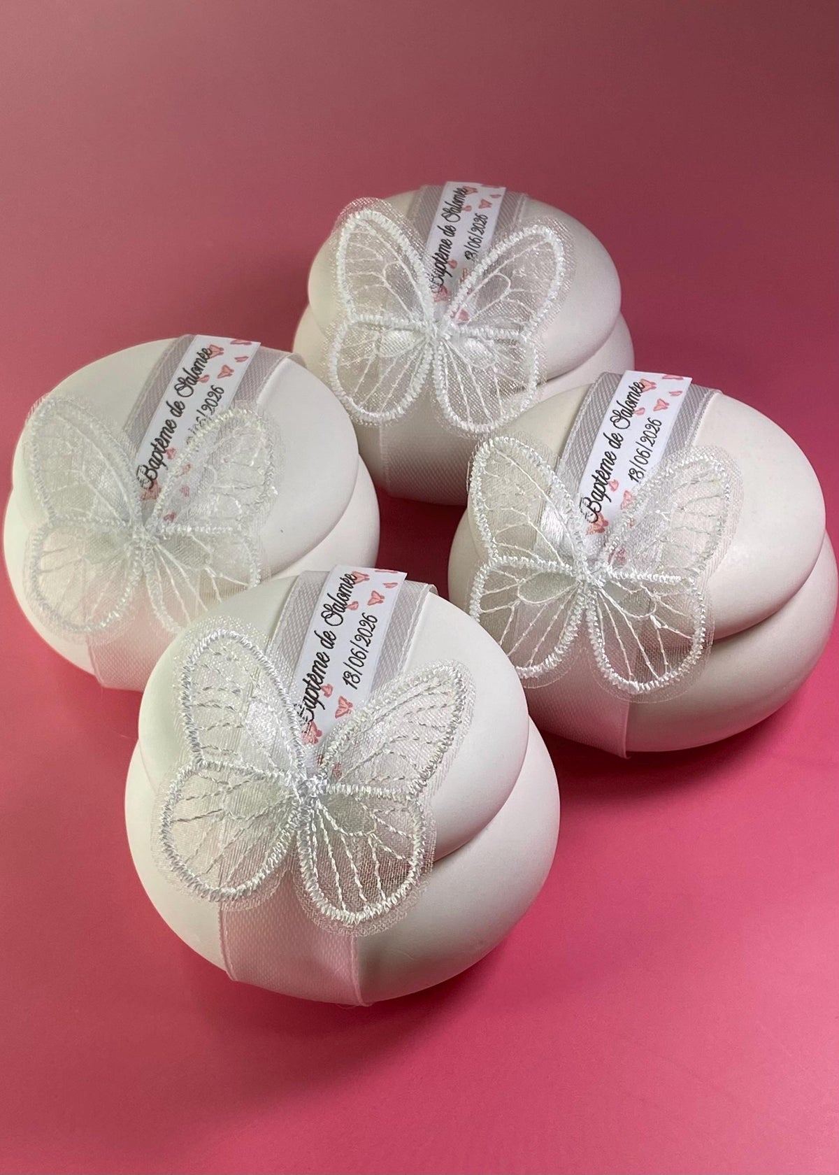 Bougie personnalisée Baptême & Mariage – Étiquette aux papillons roses