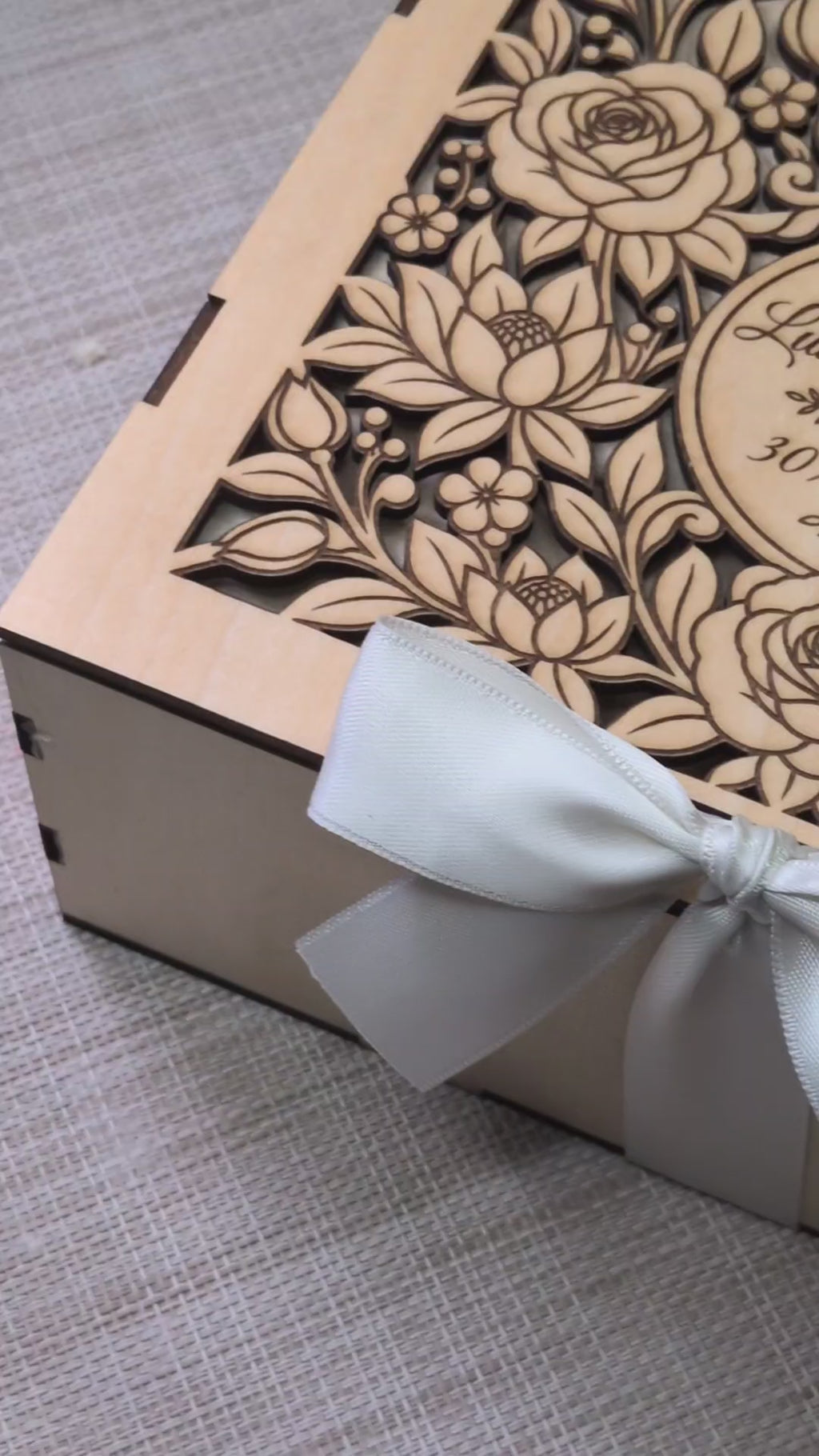 Coffret mariage personnalisé avec bougie florale, porte-clés et cœur aux colombes